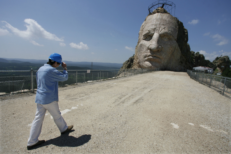 Illustration for article titled Esta familia lleva 70 años esculpiendo un
monumento más grande que el Monte Rushmore